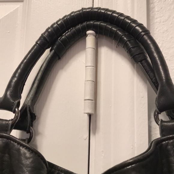 Super cute black leather Vince Camuto purse! - Picture 4 of 8